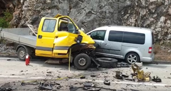 Mladić poginuo u stravičnom sudaru, više osoba povrijeđeno
