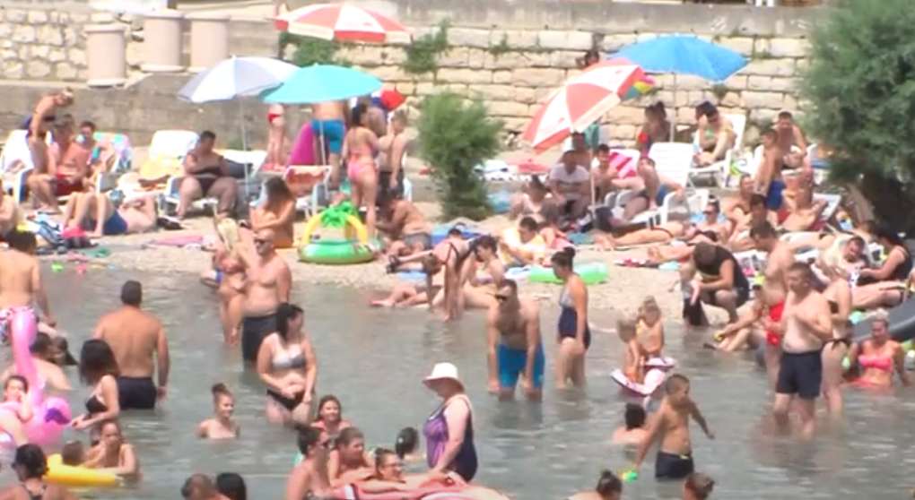 U Neumu se niko ne boji korone: Plaže i kafići puni, ne provode se mjere za suzbijanje širenja virusa