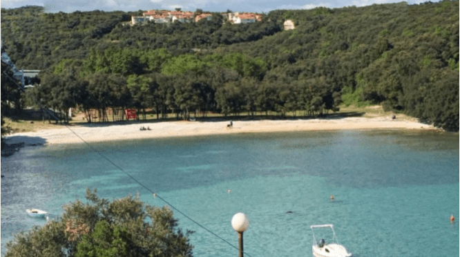 Jesu li na ovoj plaži najniže cijene na Jadranu? Veliko pivo 2,5 KM, kugla sladoleda ni 1,20 KM, a jedna atrakcija je posve besplatna!