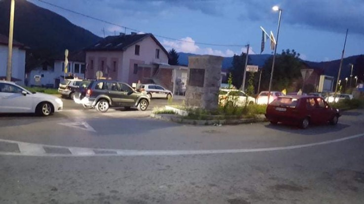 Državljani Srbije kroz Goražde vrijeđali i uzvikivali “ovo je Srbija”: Policija BPK ih kaznila sa po 470 KM