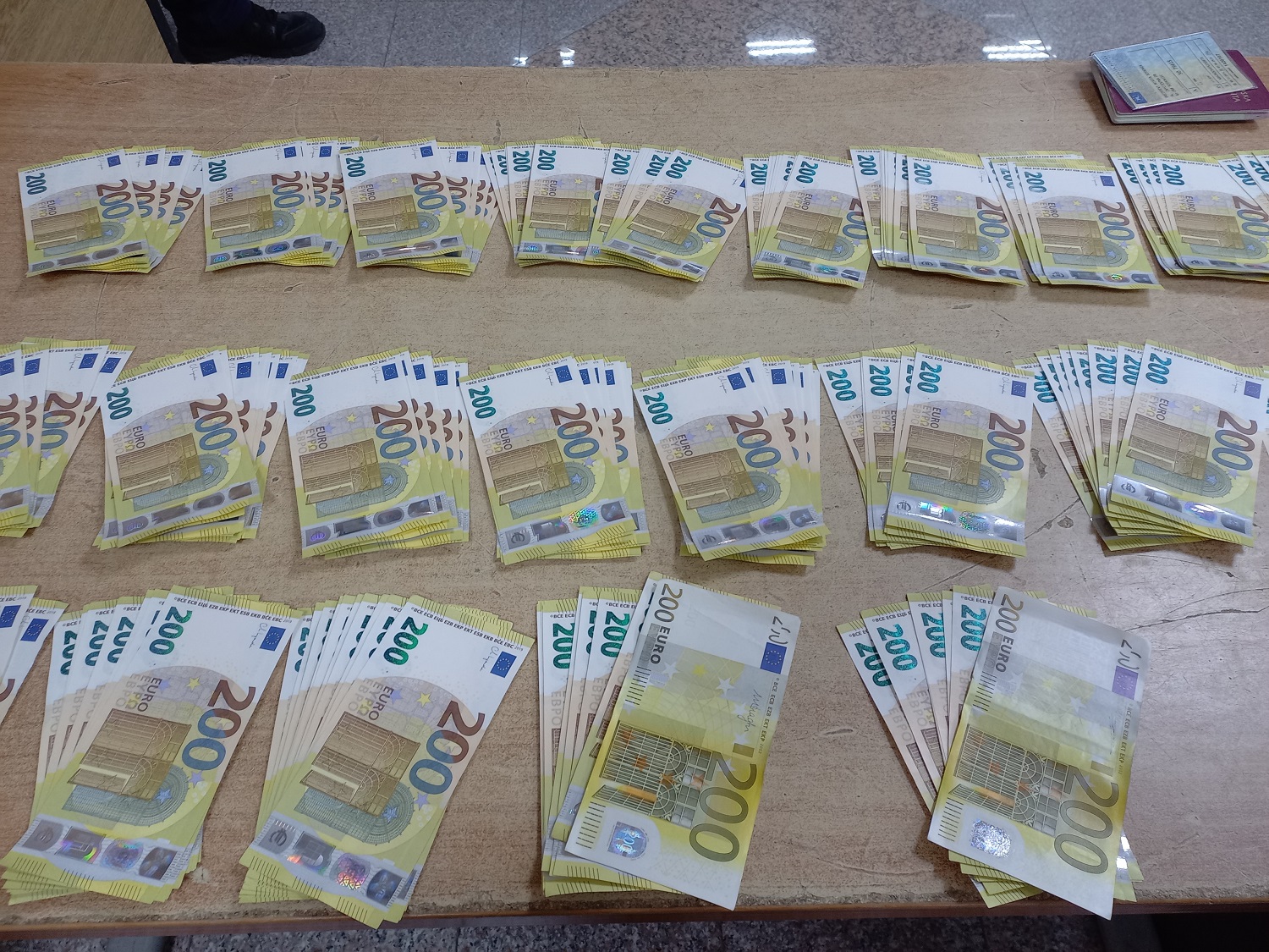 Carinici za tri dana zadržali čak 90.000 neprijavljenih deviza