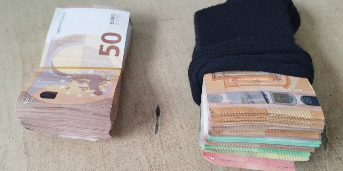Na granici: Cariniku prijavio da ima 9.000, a u čarapama sakrio 21.000 eura!