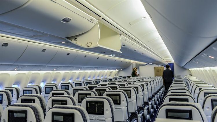 Nasilno pokušao ući u pilotsku kabinu aviona