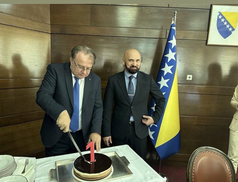 Aktuelni saziv Vlade FBiH proslavlja prvi rođendan: Nikšić i Isak s osmijehom rezali tortu