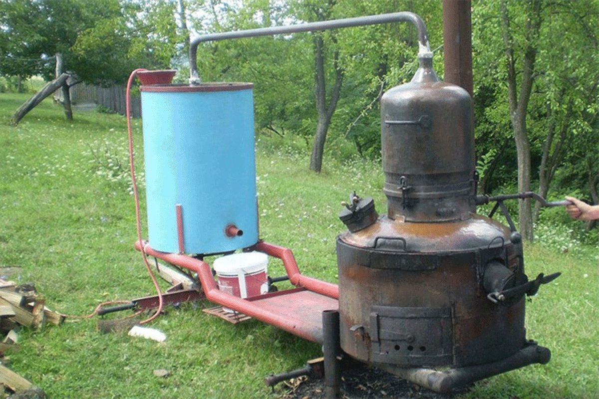 Domaćinu oduzeli dva kazana i gotovo 6.700 litara rakije