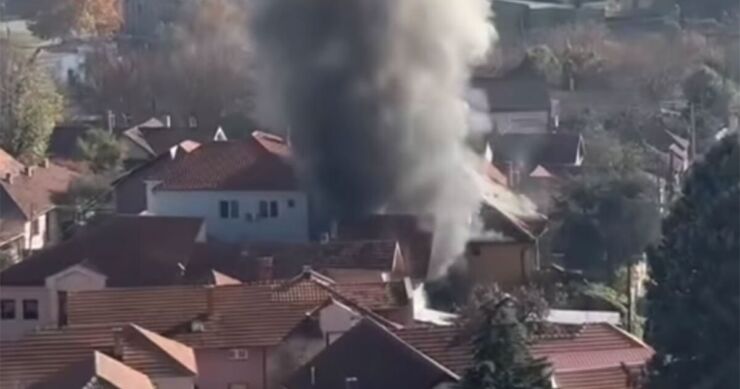 Žena zaboravila da isključi ringlu pa izbio požar na tri kuće