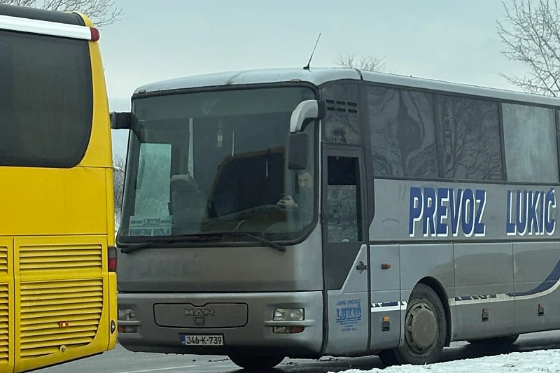 Kamenovan autobus koji je iz bh. entiteta RS došao na Vučićev miting