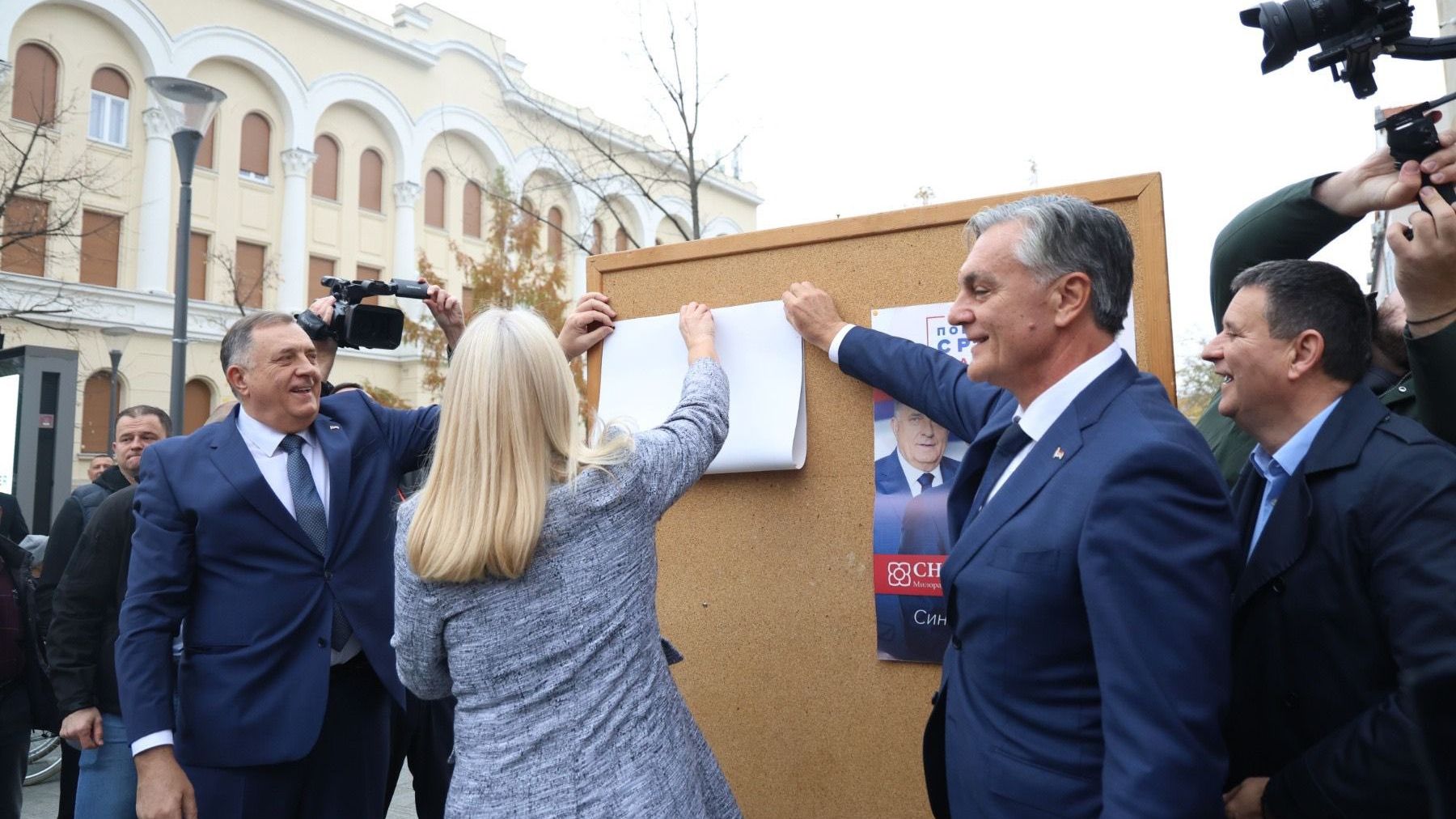 Milorad Dodik zalijepio prvi plakat Siniše Karana u Banjoj Luci