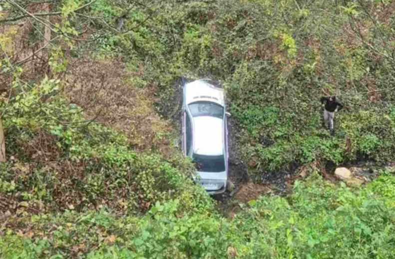 Automobil sletio u provaliju duboku 20 metara kod Konjica