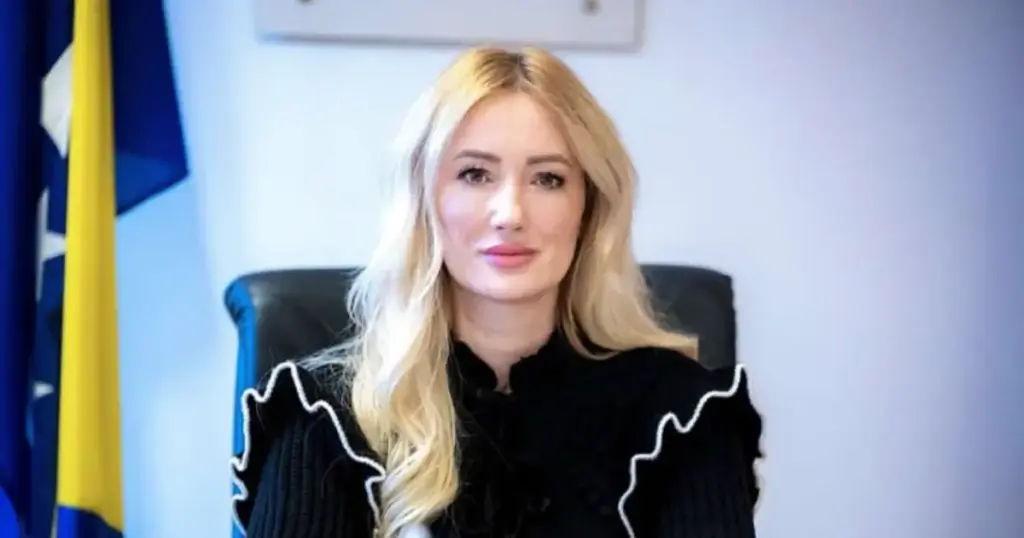 Optužnica tereti Salčinović da je zahvat izvela u prostoru koji nije bio medicinski pripremljen niti licenciran, bez propisanih uvjeta i bez pismenog pristanka pacijentice